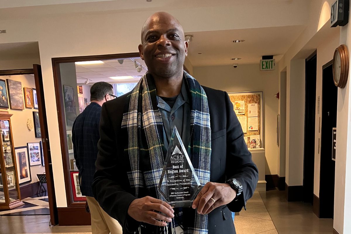 Dr. Daryl D. Green Receives 2022 ACBSP Region #6 Best Presentation Award